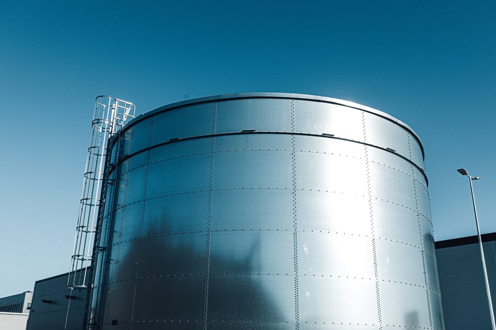 silver tank, blue sky 1000x500 100dpi AdobeStock_338574965